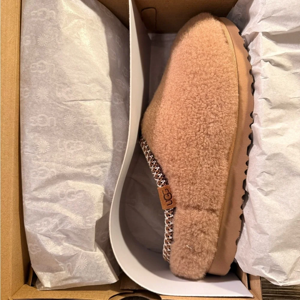 UGG Tan Shearling Slippers NEW big kids size 6 fits like an adult size 7 - Picture 2 of 8